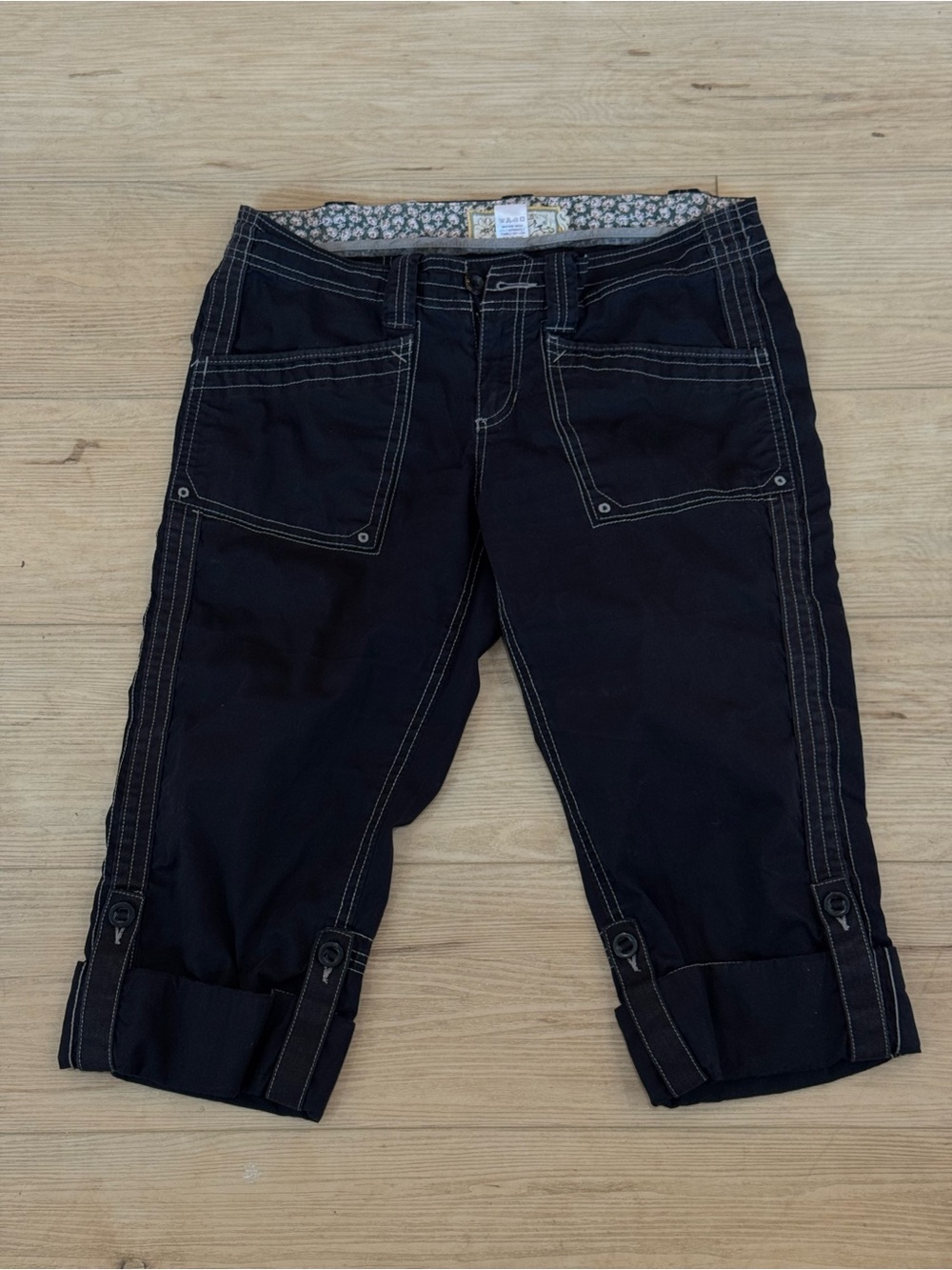 Aventura Black Cropped capris with Contrast Stitching
